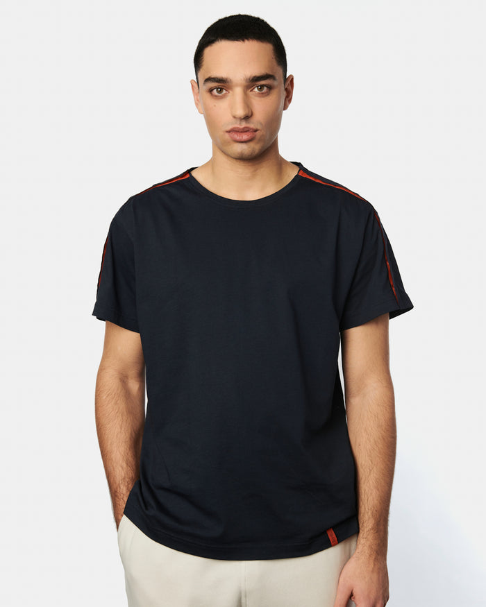 Das Herren T-Shirt Bent in der Farbe Dark Navy.