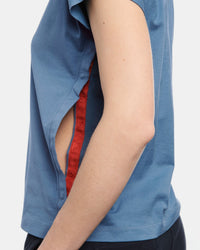 Seitansicht mit partiell geöffnetem Druckknopfband des T-Shirts Ella