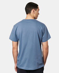 Rückenansicht des Herren T-Shirts Harri in der Farbe Finian Blue.