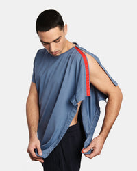 Seitenansicht des Herren T-Shirts Harri volltständig geöffnet.