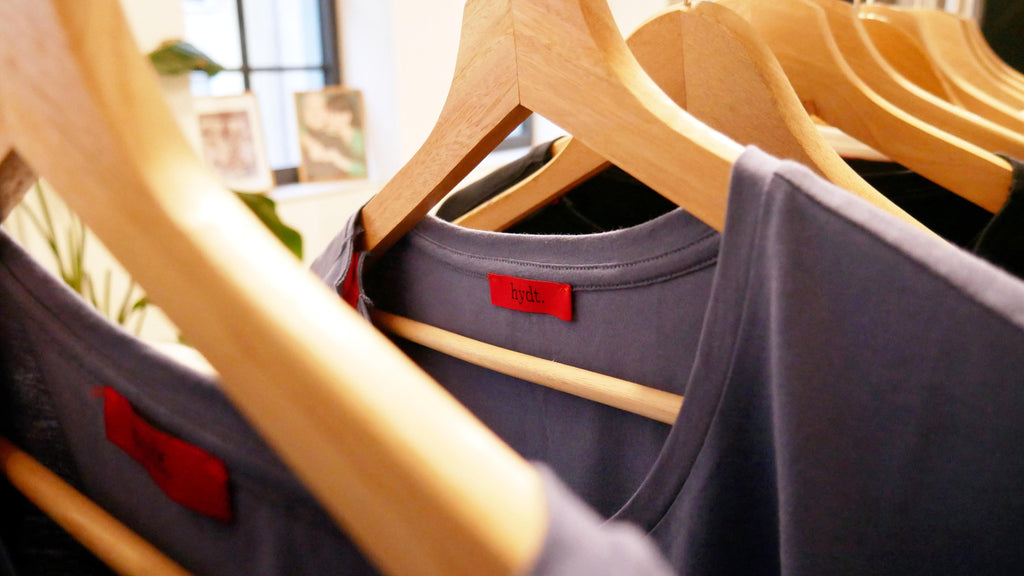 Der ultimative Leitfaden zum Waschen der hochwertigen Shirts aus Bio-Baumwolle von hydt. adaptive clothing!