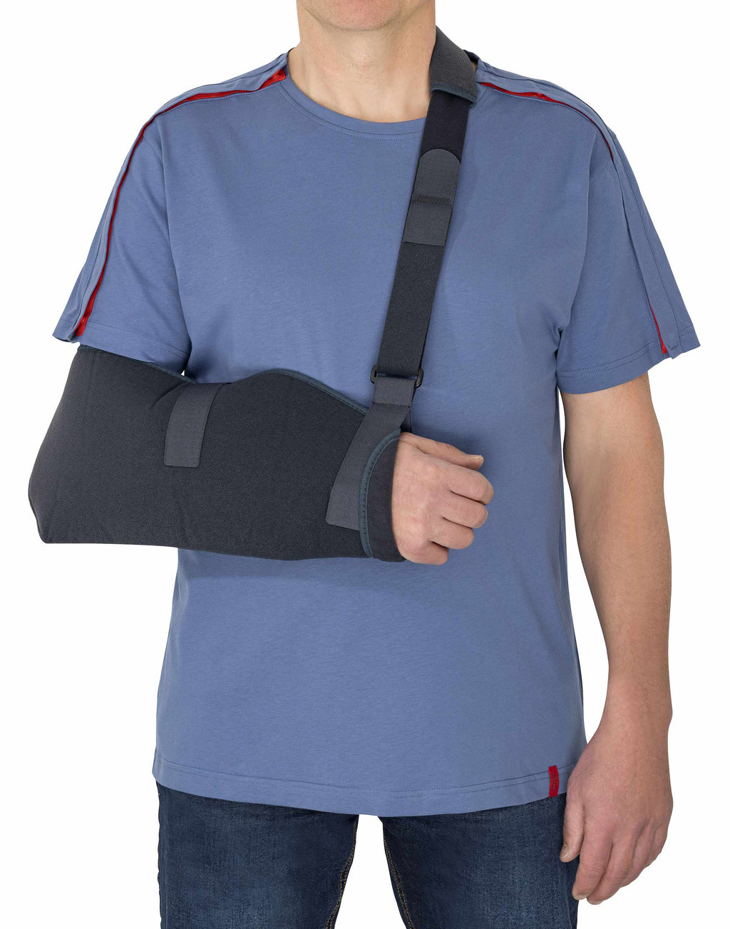 Mann trägt ein Shirt mit Schulteröffnung von hydt. mit dem Arm in der Schlinge nach einer Schulter-OP