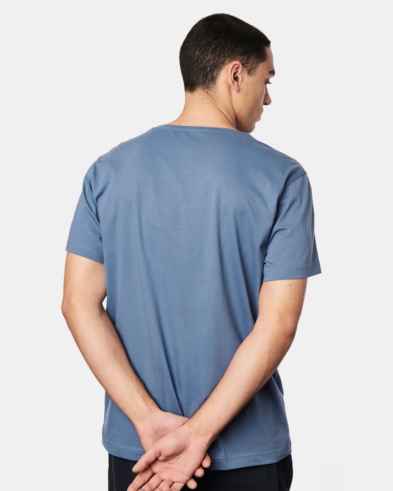 Rückenansicht des Herren T-Shirts Bent in der Farbe Finian Blue.
