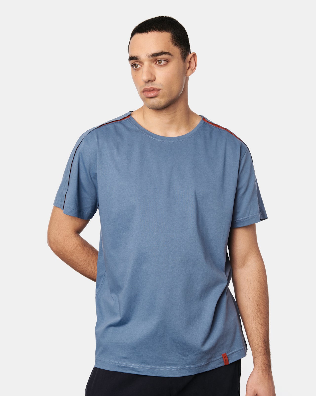 Das Herren T-Shirt Bent in der Farbe Finian Blue.