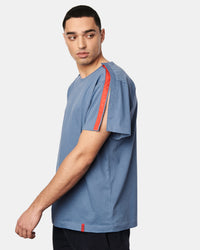 Seitenansicht des Herren T-Shirts Bent in der Farbe Finian Blue.