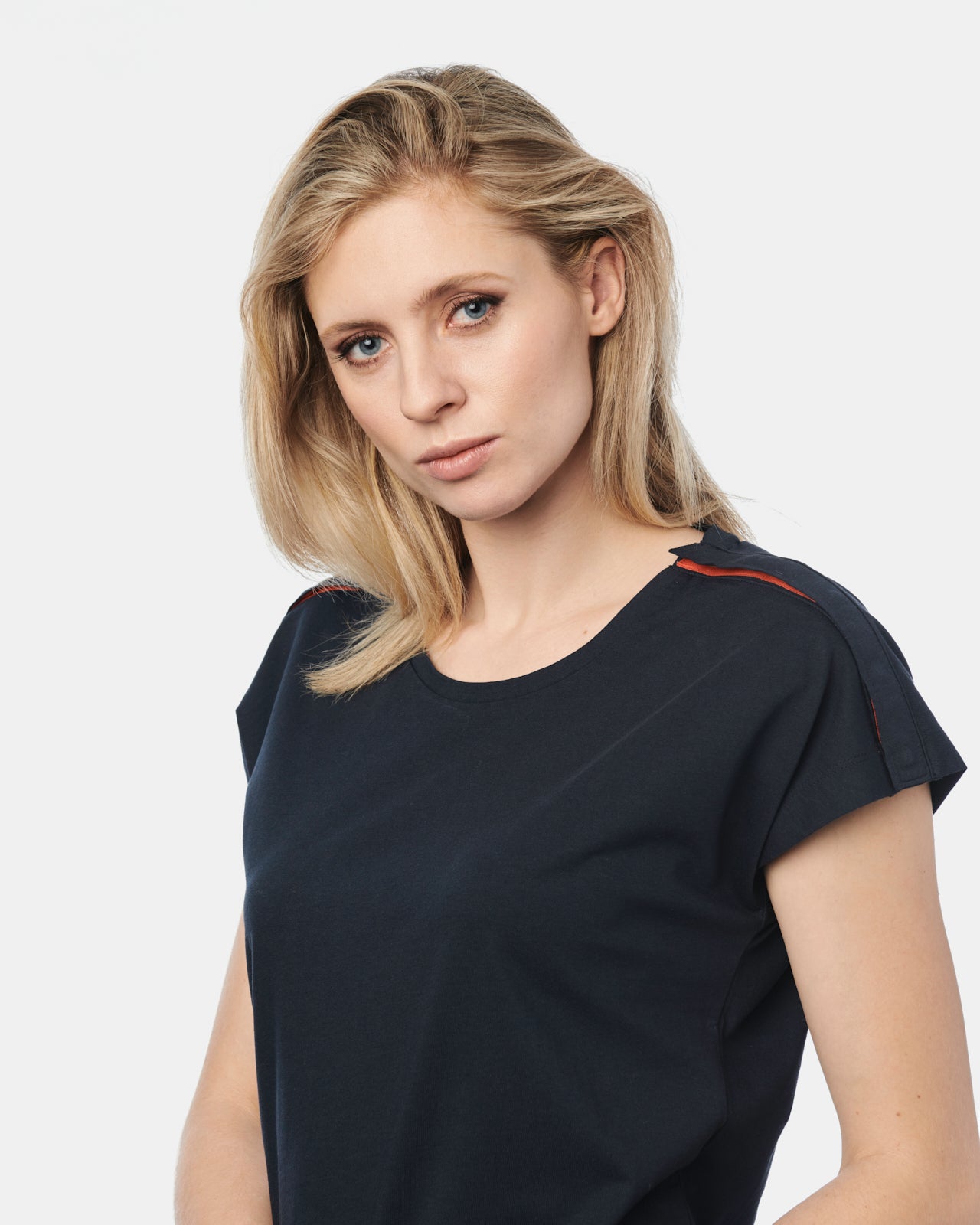 Nachaufnahme Damen T-Shirt Lene, Schulterpartie mit Drucknopfleiste