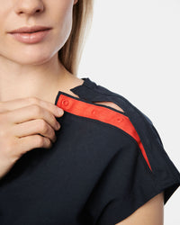 Detailaufnahme Schulter, aufgeknöpfte rote Druckknöpfe von Shirt Lene