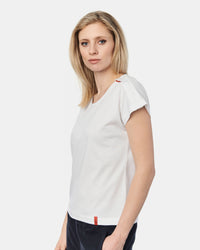 Seitenansicht des Damen T-Shirt Lene in der Farbe white.