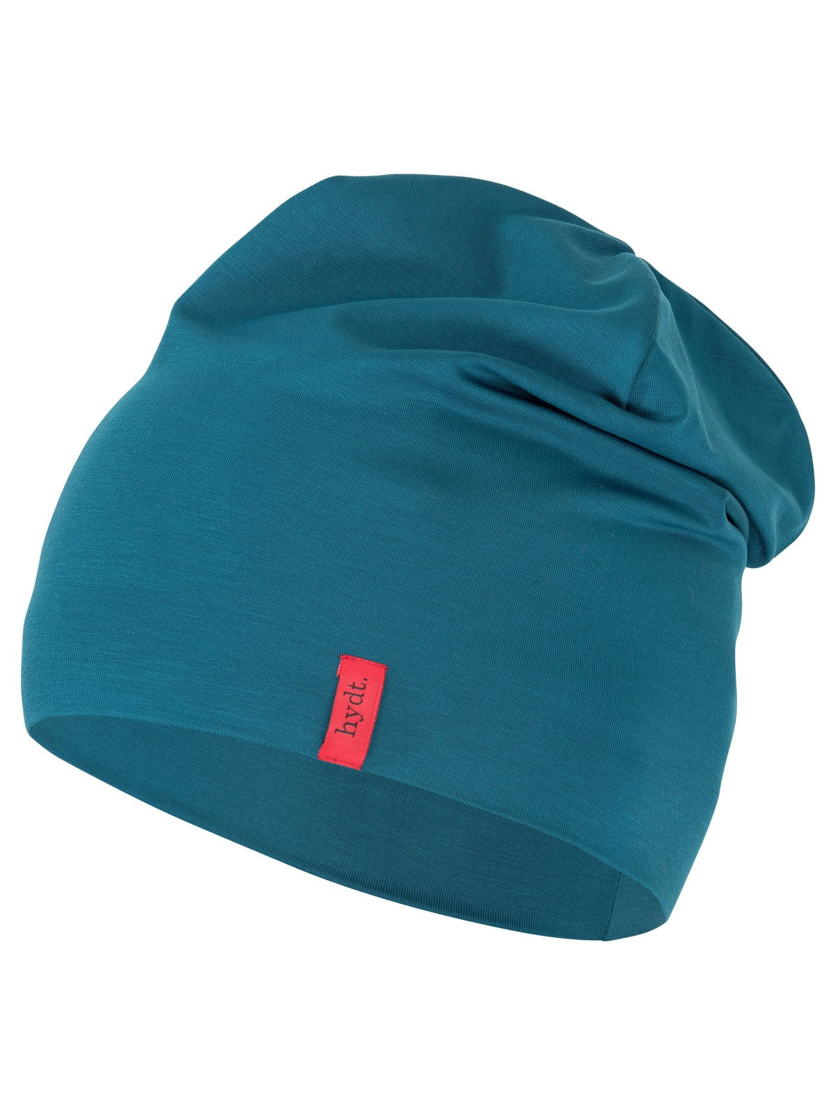 Petrolfarbene Chemo-Mütze (Beanie) der Marke hydt. aus weichem Jersey-Stoff, leicht gerafft fallend mit rotem Marken-Label an der Seite.