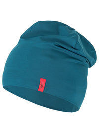 Petrolfarbene Chemo-Mütze (Beanie) der Marke hydt. aus weichem Jersey-Stoff, leicht gerafft fallend mit rotem Marken-Label an der Seite.