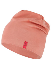 Korallenrote Chemo-Mütze (Beanie) der Marke hydt. aus weichem Jerseymaterial, leicht gerafft fallend mit rotem Marken-Label an der Seite.