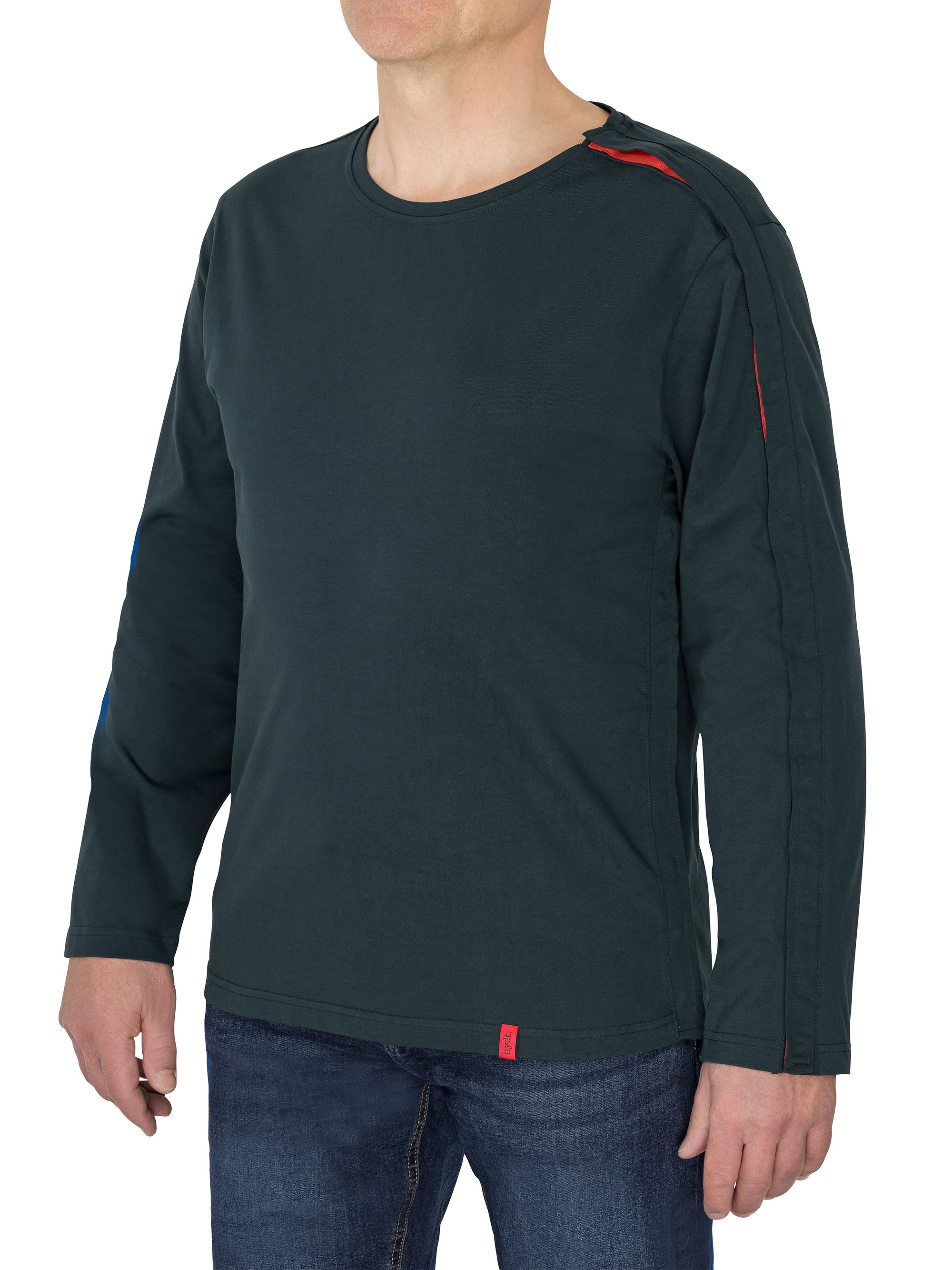 Seitliche Ansicht des Herren Longsleeve Shirts mit Druckknopfleiste bei Oberarmbruch und Fraktur in Farbe Pine Green