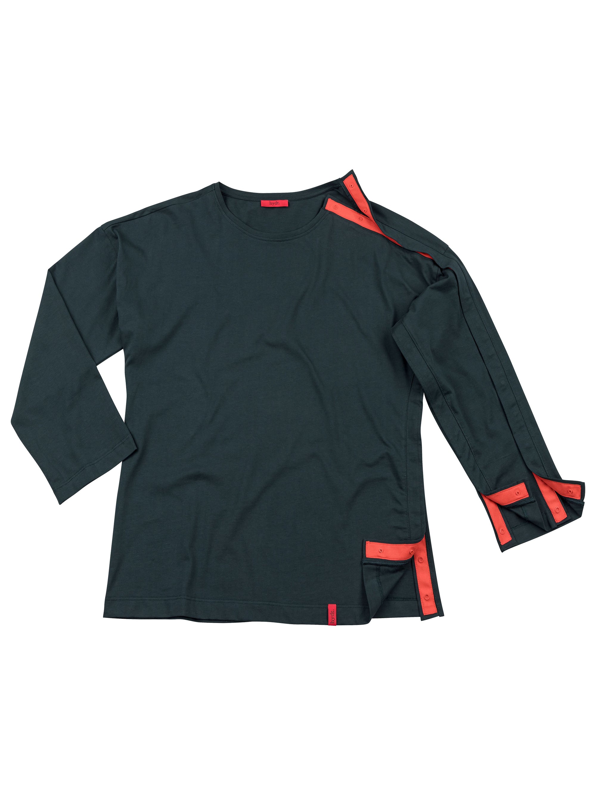 Flach liegendes Herrenshirt mit weit öffnender Seitennaht  und Schulterleiste für Gipsarm und Ellenbogenbruch