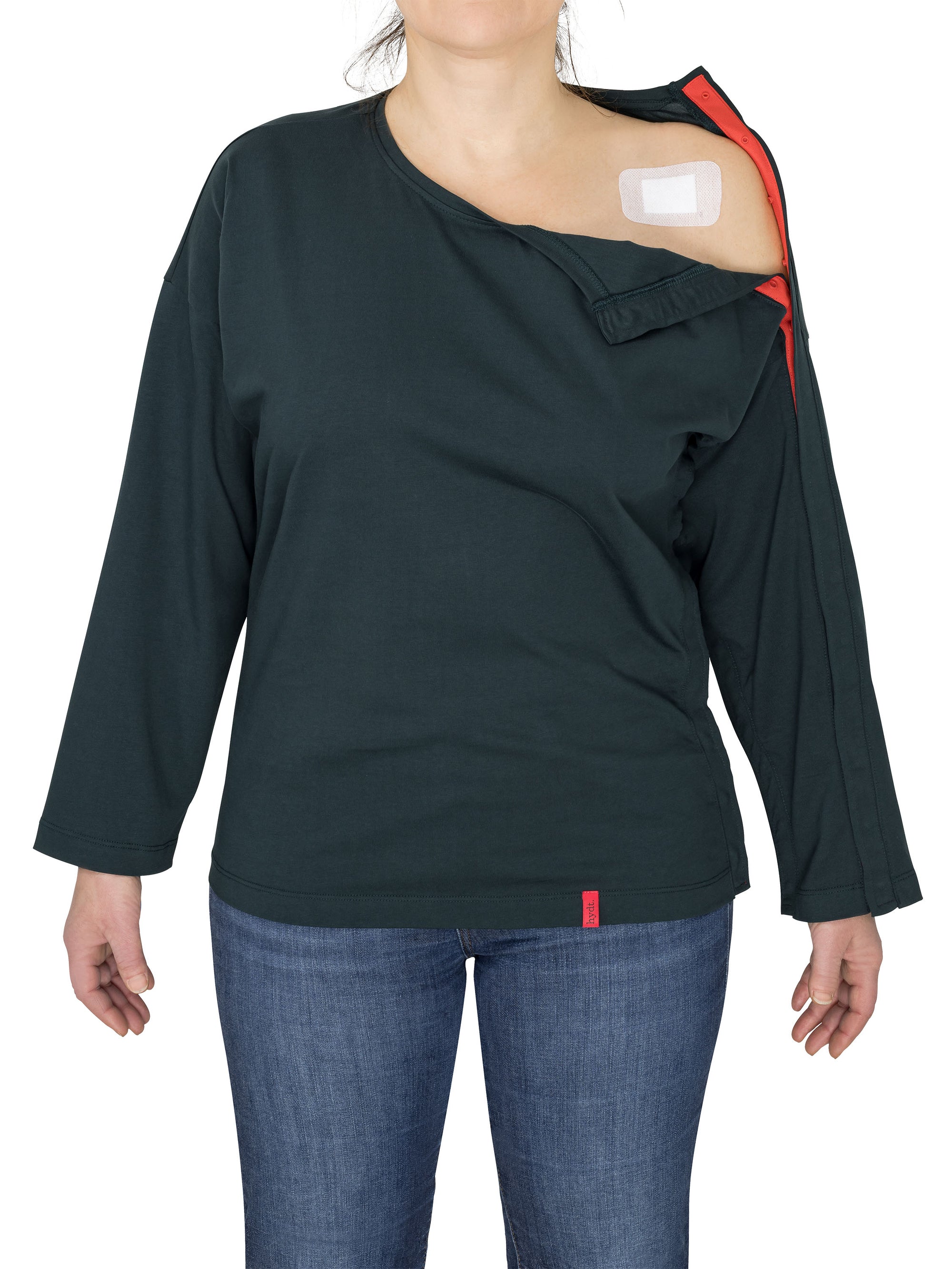 Adaptives Damen Langarmshirt ermöglicht schmerzfreien Zugang zur Wundversorgung nach einer Schulter-Operation.