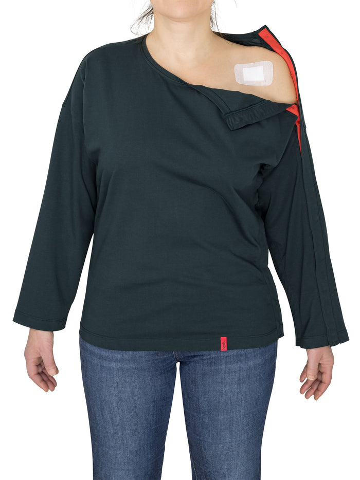 Adaptives Damen Langarmshirt ermöglicht schmerzfreien Zugang zur Wundversorgung nach einer Schulter-Operation.