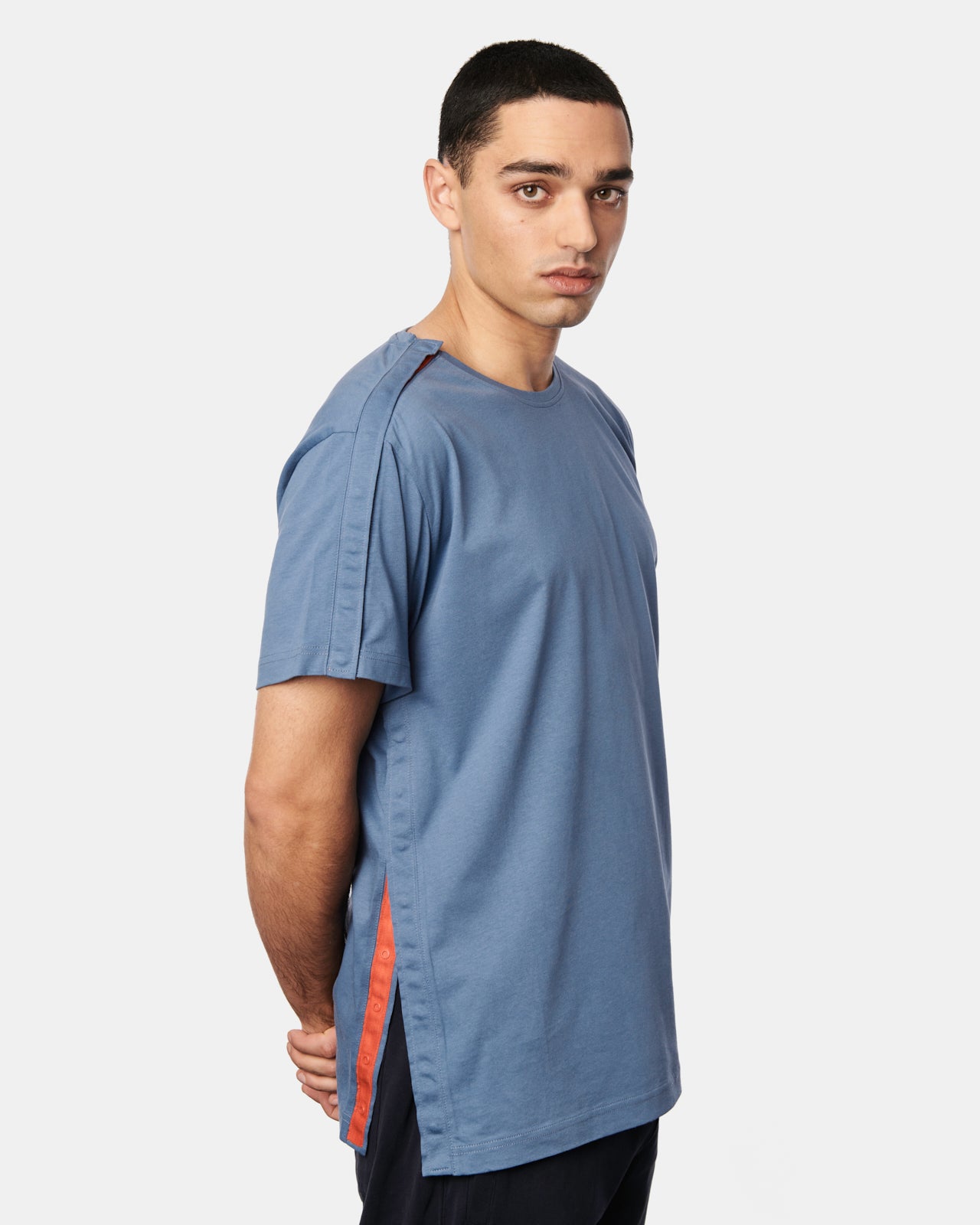 Rückenansicht des Herren T-Shirts Harri in der Farbe Finian Blue.