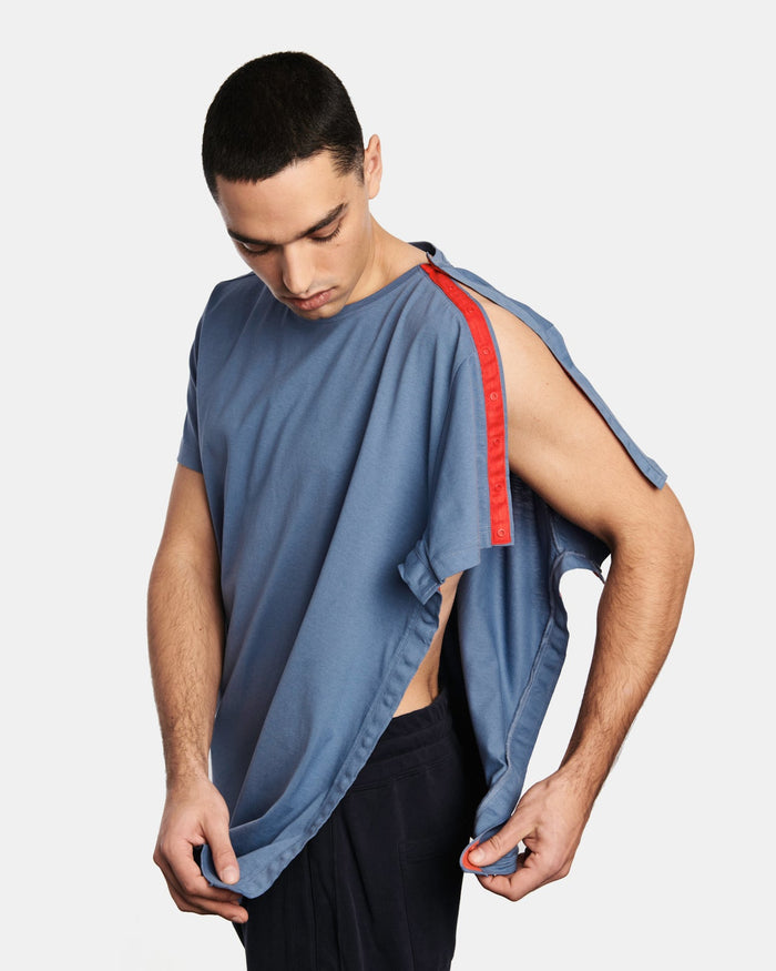 Seitenansicht des Herren T-Shirts Harri volltständig geöffnet.